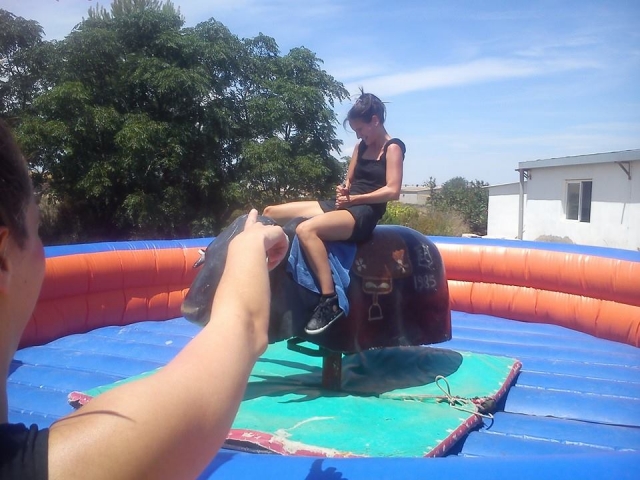 Sujetandose al toro.jpg